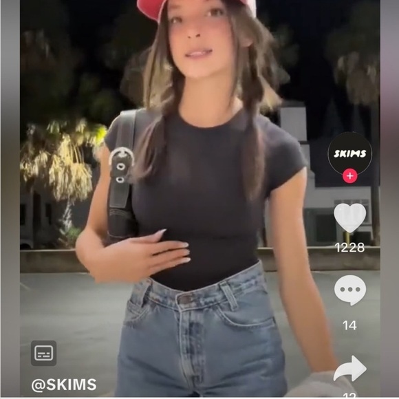 SKIMS Soft Smoothing Seamless TShirt Eclipse New NWT Eclipse Black XXS - Picture 3 of 5